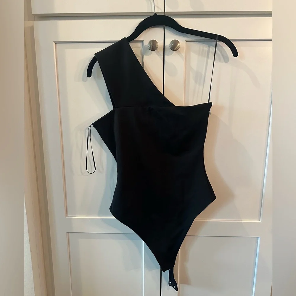 XS Women’s Superdown Rockie One Shoulder Bodysuit Black Asymmetrical Top - NWT - Picture 5 of 13